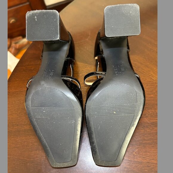 Naturalizer Women's Leesha Strappy Closed Toe Block Heel Pump - Picture 13 of 13